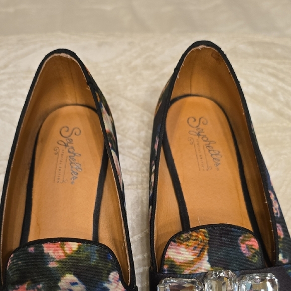 Seychelles Black Slip-On Loafers with Classic Silhouette - Picture 11 of 11